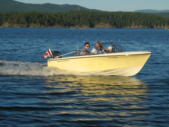 Happy boat renters in Hourston Runabout